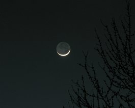 Earthshine A 4-second exposure taken on April 7, 2008 with a Nikon 8800.